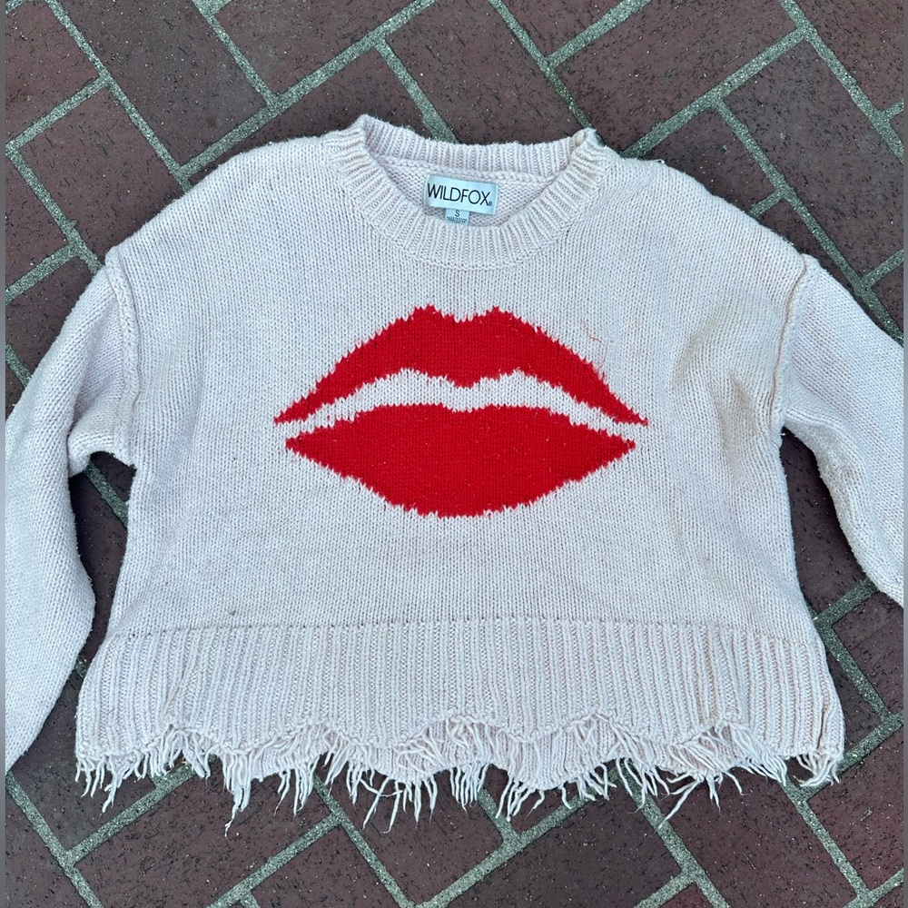 WILDFOX light pink sweater, size S, red lips knit
